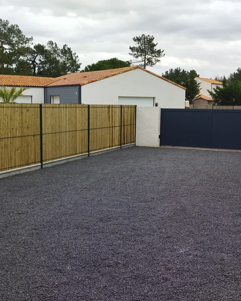 11AMENAGEMENT EXTERIEUR-CLÔTURE-Enrochement + clôture copie
